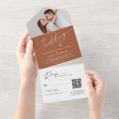 Invitation Tout En Un Script moderne Terracotta Photo QR Code Mariage (Déchirure)