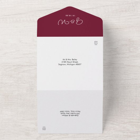 Invitation Tout En Un Simple Script Bourgogne Monogramme Mariage photo (Dehors)