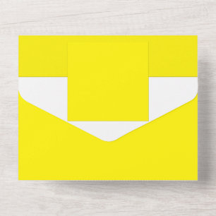 Invitation Tout En Un un arrière - plan jaune avec une bordure noire