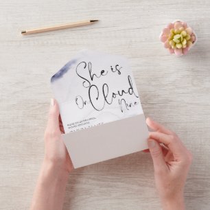 Invitation Tout En Un Whimsical elle est sur le nuage neuf nuptiale