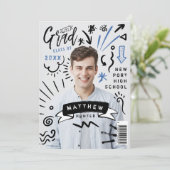Invitation Trendy Doodle Sketch Magazine Couverture Boy Grad  (Debout devant)