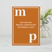 Invitation Trendy mignon Monogram Burnt Orange Enregistrer la (Debout devant)