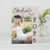 Invitation Trendy Modern Casual Photo Graduation (Debout devant)