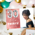 Invitation Trente Ballons d'argent rose Photo 30e anniversair<br><div class="desc">Invitation moderne à la fête du trentième anniversaire, conçue avec une photo de la fille d'anniversaire, un arrière - plan rose aquarelle à l'ombre, confetti de bulle transparente, et un grand ballon d'hélium numéro 3 d'argent. Le nom est écrit en gros calligraphie texte blanc avec un simple modèle d'anniversaire en...</div>
