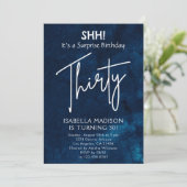 Invitation Trente | Navy Blue 30th Birthday Surprise Party (Debout devant)