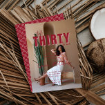 Invitation Trente pour moi | Photo du 30e anniversaire de la<br><div class="desc">Invitations de fête d'anniversaire moderne avec une typographie rouge audacieuse superposée avec votre photo préférée. Peut être customisé à n'importe quel âge et n'importe quelle couleur. Il n’est pas meilleur que ce combo couleur. Moderne et amusant, les étonnantes nuances de rose et de rouge bonbon sont absolument charmants et sucrés!...</div>