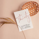 Invitation Trente | Rose Gold Moderne 30e fête d'anniversaire<br><div class="desc">Célébrez votre journée spéciale avec cette invitation simple et élégante à la fête du 30e anniversaire. Ce design est doté d'un script de brosse chic avec une disposition propre avec un combo couleur or noir & rose. D'autres designs sont disponibles dans ma boutique BaraBomDesign.</div>