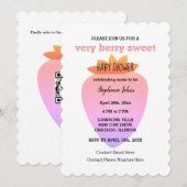 Invitation Très douce code QR baie fraise Baby Shower (Devant / Derrière)
