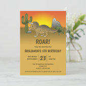 Invitation Tricératops Dinosaur dans le désert Anniversaire d (Debout devant)