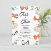 Invitation Trick or Three Halloween Anniversaire Citrouille B (Debout devant)