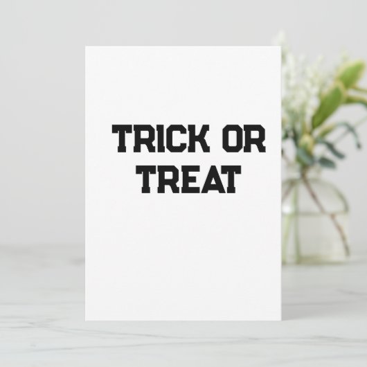 Invitation Trick ou. Traiter Halloween éffrayant noir simple (Debout devant)
