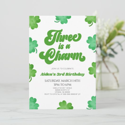 Invitation Trois Est Un Charme Vert Clover 3E Anniversaire Fê (Debout devant)
