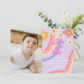 Invitation Trois est une vibe Retro Rainbow photo bébé (Debout devant)