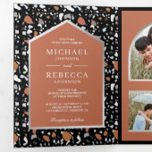 Invitation Trois Volets Carrelage Terrazzo Noir Code QR Mariage Terracotta (Intérieur en premier)