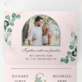 Invitation Trois Volets Code QR de mariage avec arche en eucalyptus rose b (Intérieur en premier)
