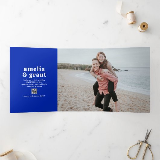 Invitation Trois Volets Code QR de mariage moderne en bleu saphir avec pol (Intérieur)
