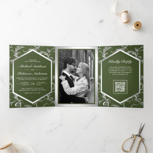 Invitation Trois Volets Code QR Mariage Floraison Argent Vert Olive (Intérieur)