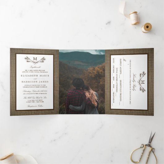 Invitation Trois Volets Country Rustic Monogramme Branche & Mariage Burlap (Intérieur)