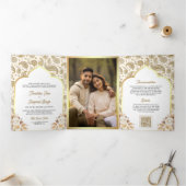 Invitation Trois Volets Cream Gold Paisley Floral QR Code Mariage indien (Intérieur)