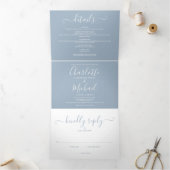 Invitation Trois Volets Dusty Blue Modern Script Monogramme Mariage photo (Intérieur)