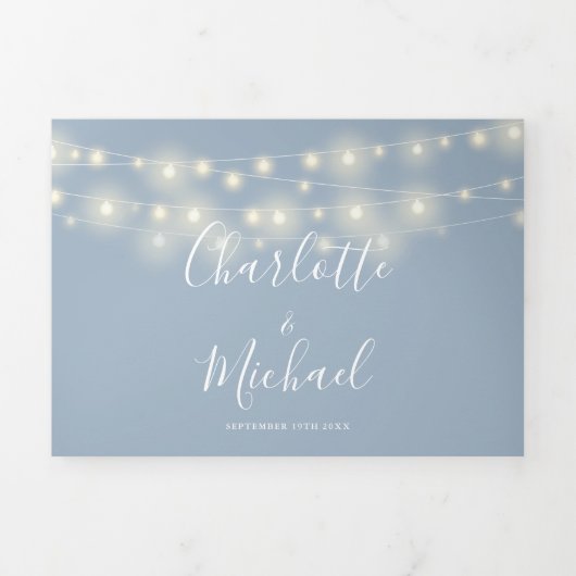 Invitation Trois Volets Dusty Blue String Lights Script Monogramme Mariage (Page de couverture)