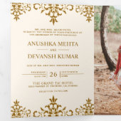 Invitation Trois Volets Élégant Brown Damas Mariage indien traditionnel (Intérieur en premier)