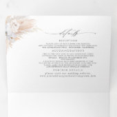 Invitation Trois Volets Fleurs blanches et Pampas Mariage élégant en herbe (Intérieur en premier)
