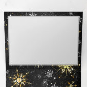 Invitation Trois Volets Flocons de neige dorés de Noël sur fond noir (Intérieur en premier)