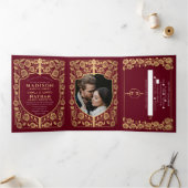 Invitation Trois Volets Gold Red Sword Shield Imaginaire médiéval Mariage (Intérieur)