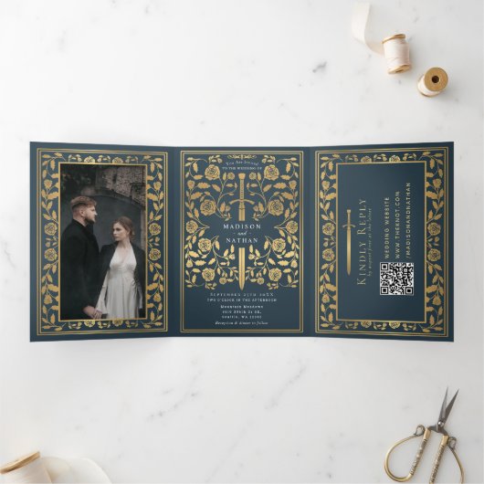 Invitation Trois Volets Gris Royal Médiéval Mariage d'épée QR Code (Intérieur)