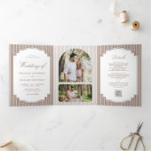 Invitation Trois Volets Mariage Code QR Photo Brun Rayé Classique (Intérieur)