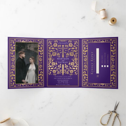 Invitation Trois Volets Mariage d'épée médiévale violette (Intérieur)