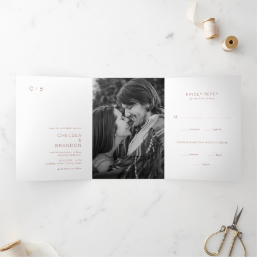Invitation Trois Volets Mariage Moderne avec Monogramme Rose (Intérieur)
