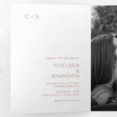 Invitation Trois Volets Mariage Moderne avec Monogramme Rose (Intérieur en premier)