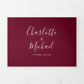 Invitation Trois Volets Mariage Monogramme Script Élégant Bourgogne (Page de couverture)
