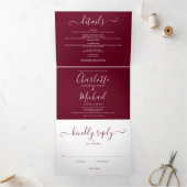 Invitation Trois Volets Mariage Monogramme Script Élégant Bourgogne (Intérieur)