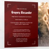 Invitation Trois Volets Maroon Edgy Abstrait Brushstroke Photo Graduation (Intérieur en premier)