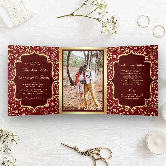 Invitation Trois Volets Maroon Gold Paisley Bollywood Style Mariage indien