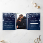 Invitation Trois Volets Midnight Blue Winter Wonderland Snowflakes Mariage (Intérieur)