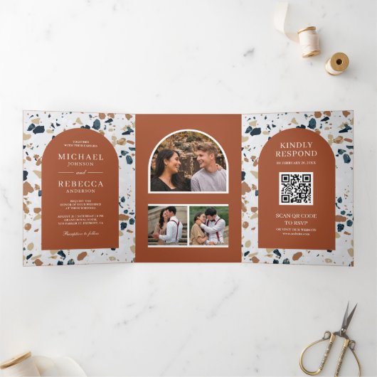 Invitation Trois Volets Moderne Terrazzo Terracotta Arch QR Code Mariage (Intérieur)