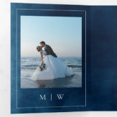 Invitation Trois Volets Monogramme et frontière Elégant Mariage bleu marin (Intérieur en premier)