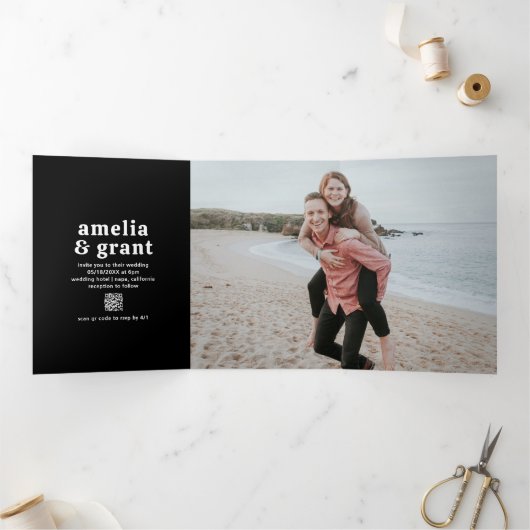 Invitation Trois Volets Police rétro noir QR Code photo Mariage moderne (Intérieur)