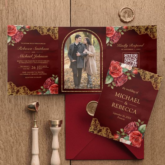 Invitation Trois Volets Red Roses Gold Lace Maroon QR Code Mariage photo