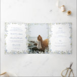 Invitation Trois Volets Romantic Bleu Doux Vintage Monogram Crest Mariage<br><div class="desc">Présentant notre élégante invitation de mariage, agrémentée d'une étonnante crête de monogramme bleu floral mariage et de calligraphie classique! Si vous recherchez une faire-part de mariage qui respire le raffinement, le luxe et le style, c'est l'invitation parfaite pour vous. La crête monogramme apporte une touche d'élégance vintage à l'invitation. Il...</div>