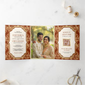 Invitation Trois Volets Rust Orange Gold Lace QR Code Photo Mariage indien (Intérieur)