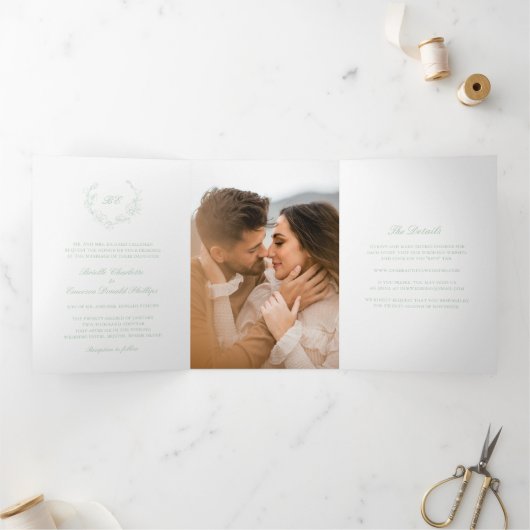 Invitation Trois Volets Sage Green Wreath Monogramme Mariage élégant (Intérieur)