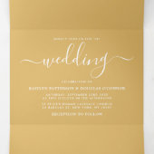 Invitation Trois Volets Suite Mariage à script simple or et blanc moderne (Intérieur au milieu)