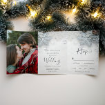 Invitation Trois Volets Winter merveilleland argent neige typographie mari<br><div class="desc">Hiver merveilleux argent de la typographie de neige mariage avec votre photo,  avec carte rsvp intégrée.</div>