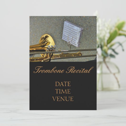 Invitation Trombone Considérant élégante performance (Debout devant)
