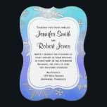 Invitation Turquoise Snowflake Bracket Hiver Mariage Invitati<br><div class="desc">Ce magnifique design, appelé Turquoise Snowflake Bracket Winter Wedding, a un joli design d'inspiration hivernale. L'arrière - plan est un beau dégradé turquoise bleu à aqua ou ombragé avec des flocons de neige blancs éparpillés dans le design. Il y a une entrée blanche dans une forme de support avec un...</div>